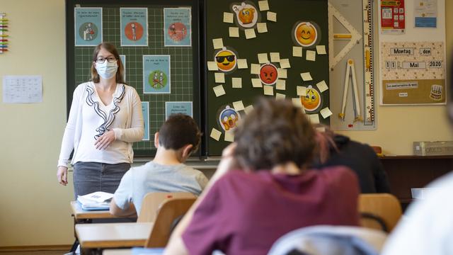 Selon les enseignants, il faut donner la priorité à la santé des personnes travaillant dans les écoles.s [Keystone - Laurent Gillieron]