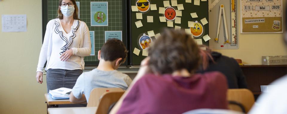 Selon les enseignants, il faut donner la priorité à la santé des personnes travaillant dans les écoles.s [Keystone - Laurent Gillieron]