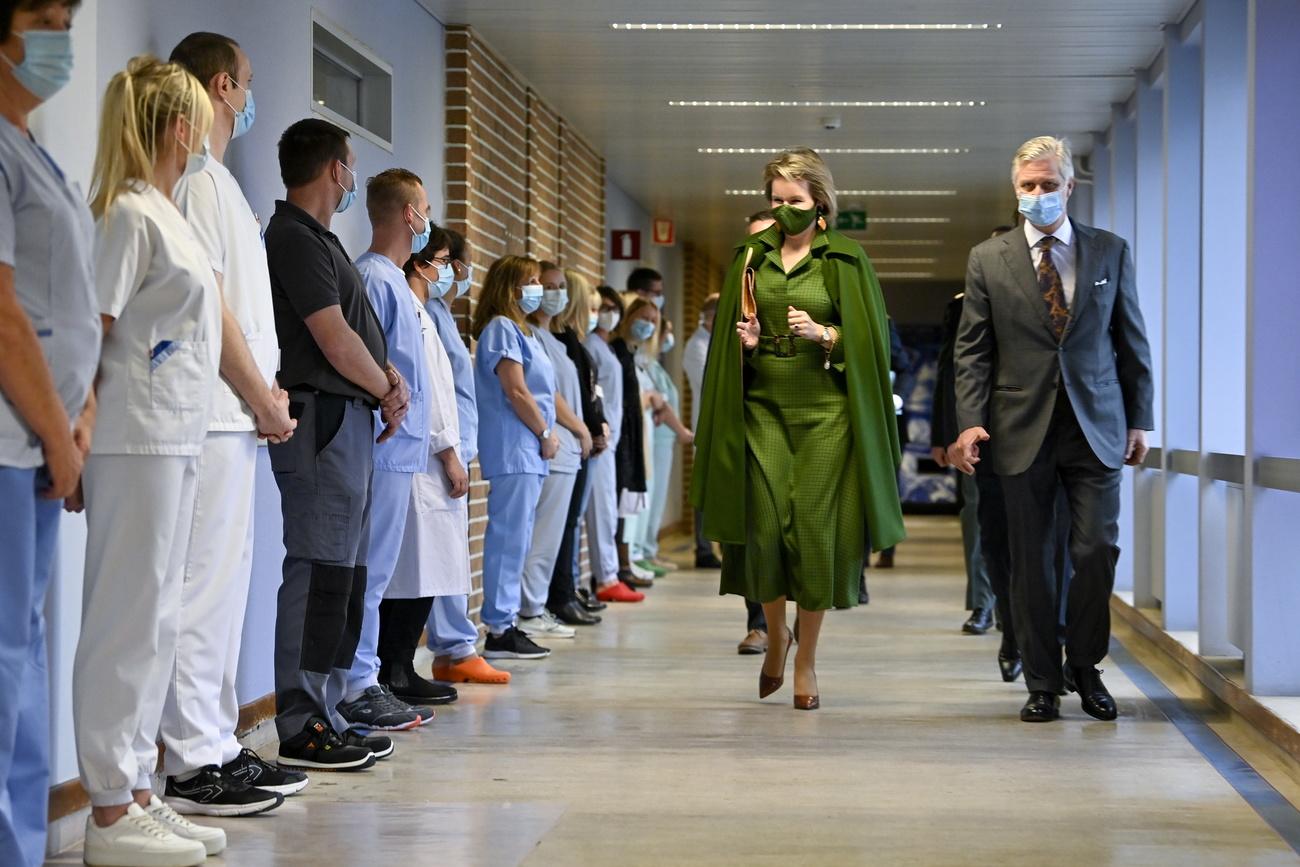 La reine Mathilde et le roi Philippe de Belgique visitent le Centre Hospitalier Bois de l'Abbaye, dans la province de Liège, le 17 novembre 2020. [Keystone/epa - Eric Lalmand/Pool]