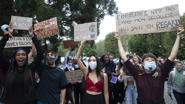 Des élèves du cycle d'orientation de Pinchat se sont mobilisés pour dénoncer la pratique du "t-shirt de la honte", le mercredi 30 septembre 2020. [Keystone - Salvatore Di Nolfi]