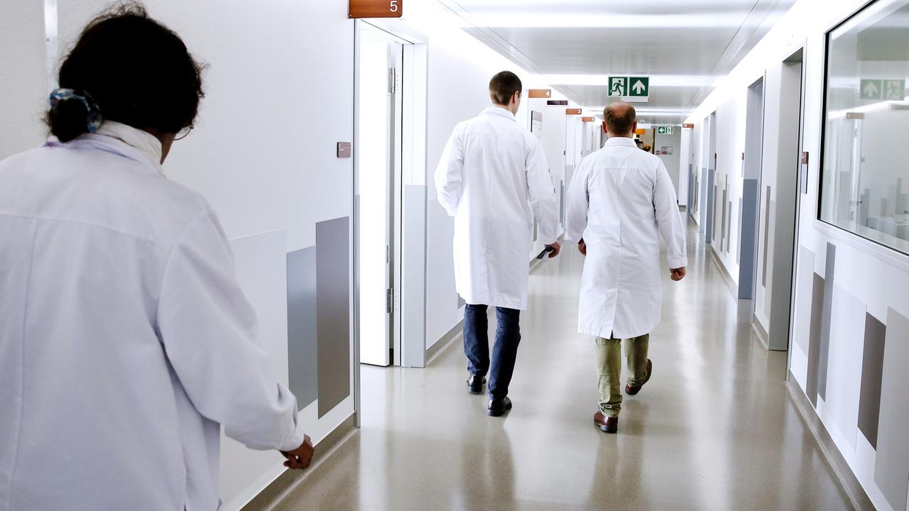 Une initiative veut fixer la semaine de travail à 67 heures dans les hôpitaux suisses. [Keystone - Magali Girardin]