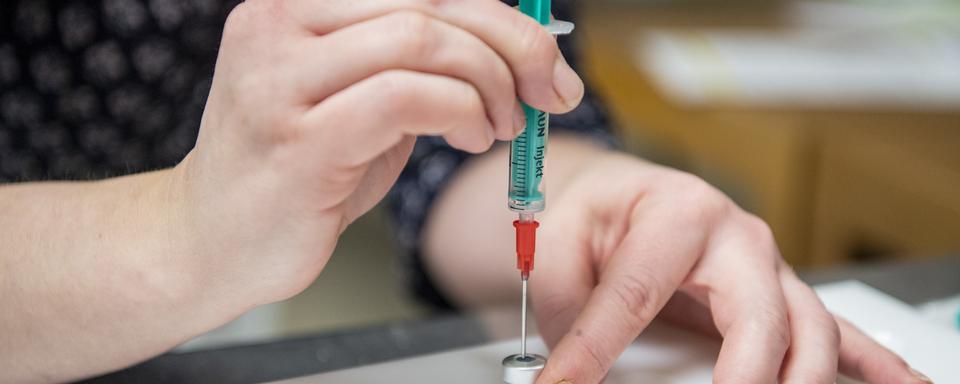 Le vaccin contre le Covid-19 de Pfizer-Biontech, photographié ici dans un EMS lucernois le 23 décembre 2020. [Keystone - Urs Flueeler]