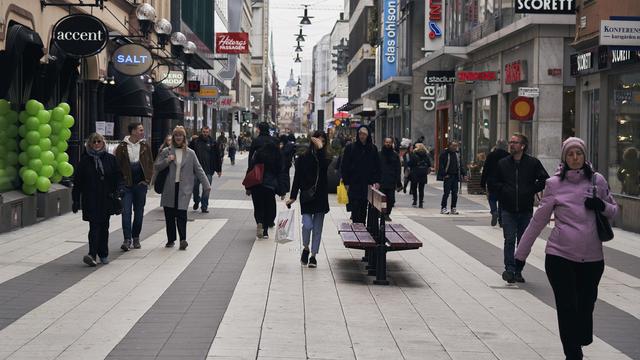 Les rues ne sont pas désertes à Stockholm. [AP Photo/Keystone - David Keyton]