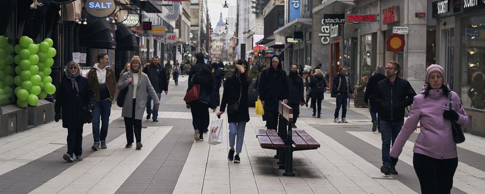 Les rues ne sont pas désertes à Stockholm. [AP Photo/Keystone - David Keyton]