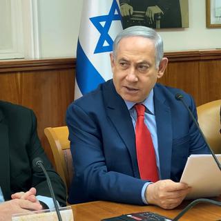 Benjamin Netanyahu lors de sa rencontre hebdomadaire avec son cabinet, le 26 janvier à Jérusalem. [Pool Photo via AP - Dedi Hayun]
