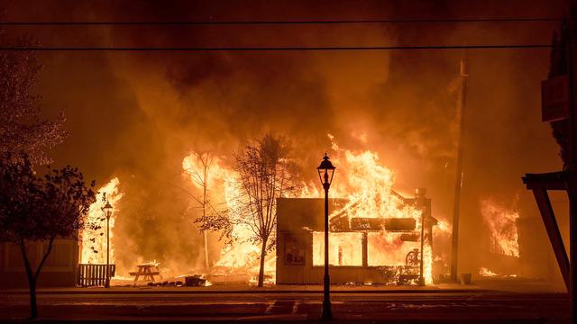 Des maisons en feu dans la région de Medford, en Oregon. [Keystone - Kevin Jantzer via AP]