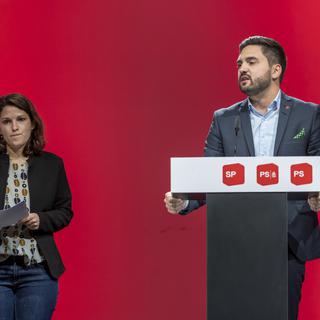 Les conseillers nationaux Mattea Meyer et Cédric Wermuth accèdent à la présidence du Parti socialiste suisse, le 17 octobre 2020. [Keystone - Georgios Kefalas]