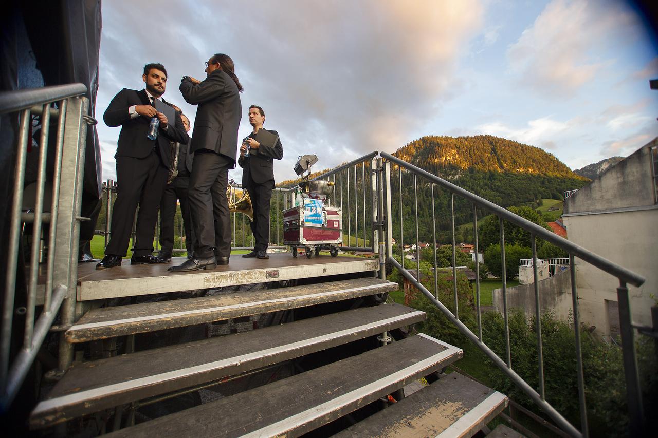 Les artistes prêts à entrer sur la scène du Drive-in Festival du Lied à Charmey. Dimanche 26 juillet 2020. [RTS - Jessica Genoud]