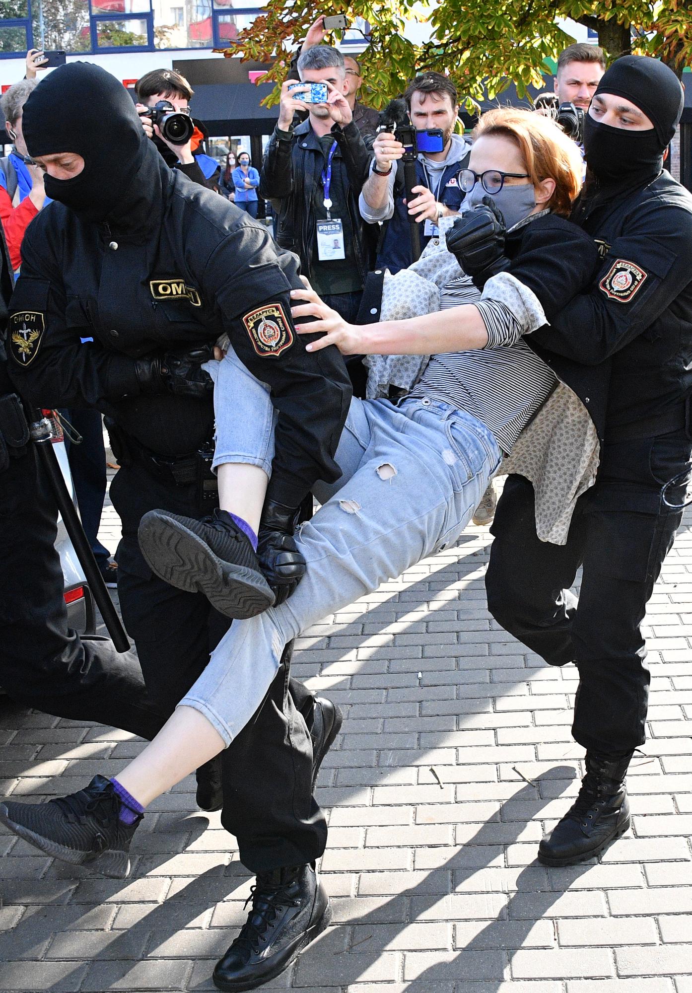Pas moins de 415 personnes ont été arrêtées samedi, lors d'une manifestation de femmes à Minsk. [Sputnik via AFP - Viktor Tolochko]