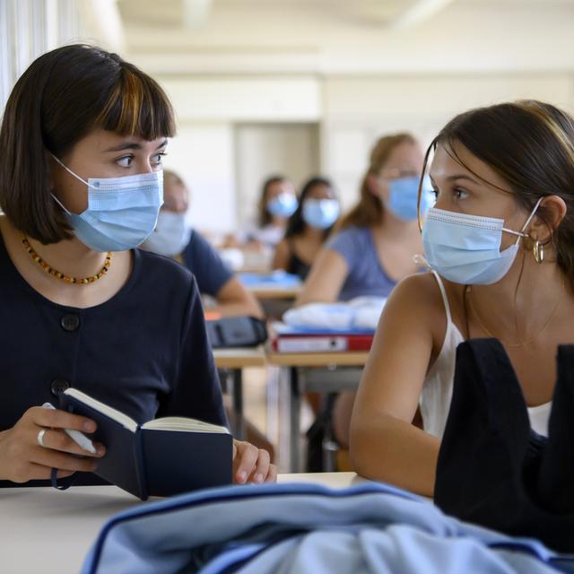 Des gymnasiennes masquées le jour de la rentrée scolaire, le 10 août 2020 au gymnase de Kirchfeld (BE). [Keystone - Anthony Anex]