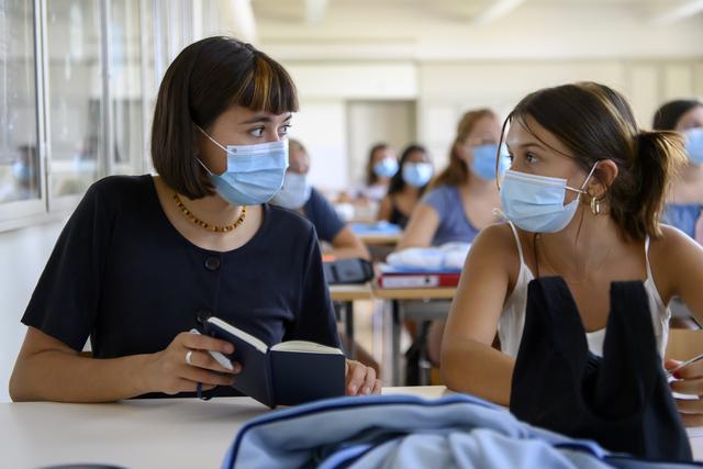 Des gymnasiennes masquées le jour de la rentrée scolaire, le 10 août 2020 au gymnase de Kirchfeld (BE). [Keystone - Anthony Anex]