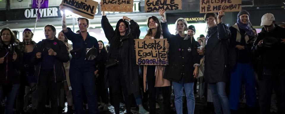 Des militantes ont lancé les festivités à Lausanne, à l'occasion du premier anniversaire de la Grève des femmes du 14 juin 2019. [Keystone - Jean-Christophe Bott]