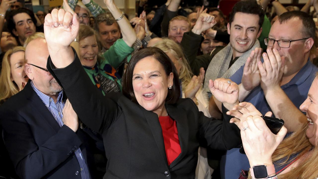 La cheffe du Sinn Fein Mary Lou McDonald célèbre les résultats des législatives en Irlande. [Keystone - AP Photo/Peter Morrison]