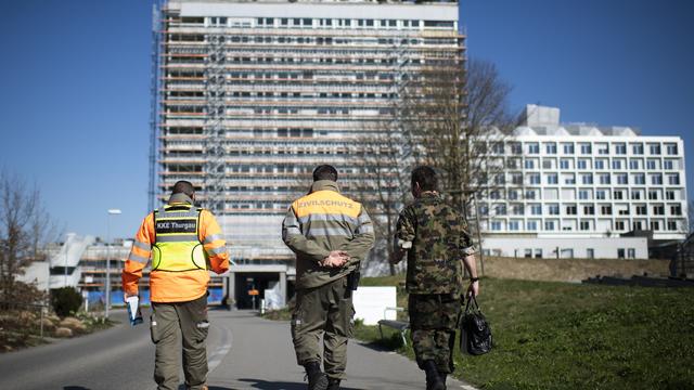 Des membres de la protection civile et de l'armée en Thurgovie. [Keystone - Gian Ehrenzeller]