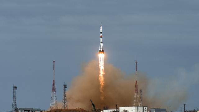 Une fusée russe Soyuz MS-16, avec trois astronautes à bord, décolle depuis une plateforme au Kazakhstan. [Reuters - Russian space agency Roscosmos]