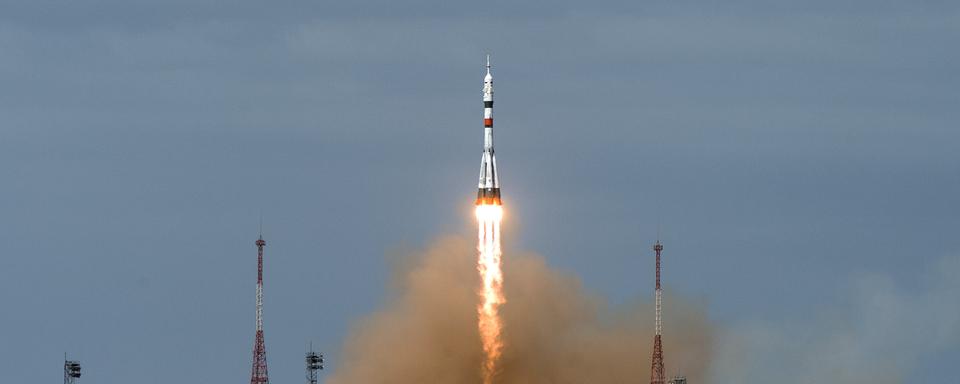 Une fusée russe Soyuz MS-16, avec trois astronautes à bord, décolle depuis une plateforme au Kazakhstan. [Reuters - Russian space agency Roscosmos]