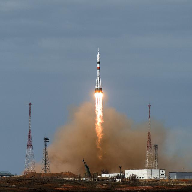 Une fusée russe Soyuz MS-16, avec trois astronautes à bord, décolle depuis une plateforme au Kazakhstan. [Reuters - Russian space agency Roscosmos]