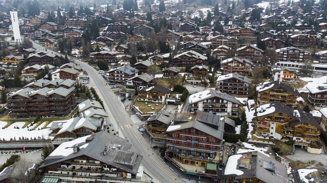 Le gouvernement valaisan est accusé de surveillance lacunaire par le rapport d'une commission du Grand conseil dans l'affaire des constructions illicites à Verbier. [Keystone - Laurent Darbellay]