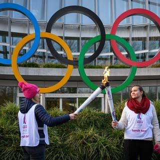 Christelle Boivin et Aurore Locher, athlètes des Jeux Olympiques d'Hiver de Lausanne (2020) se relaient la flamme olympique.