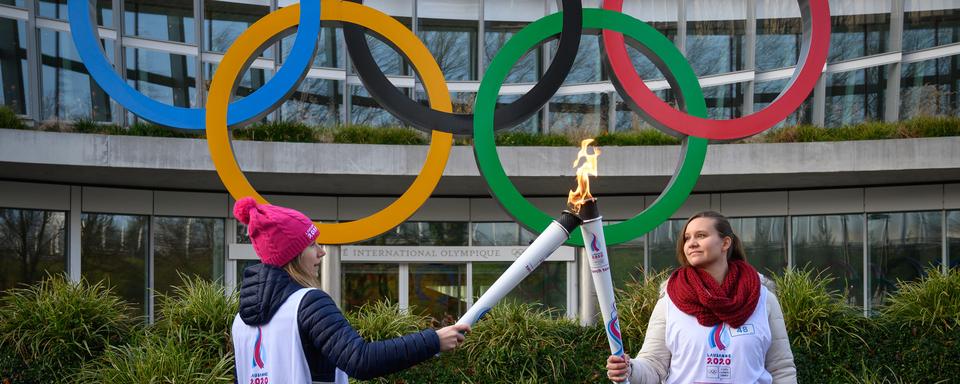 Christelle Boivin et Aurore Locher, athlètes des Jeux Olympiques d'Hiver de Lausanne (2020) se relaient la flamme olympique.