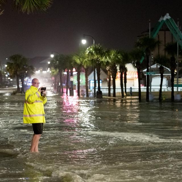 Ce lundi 3 août 2020,un homme immortalisait avec son smartphone les pluies abondantes s'abattant sur Myrtle Beach, ville balnéaire de la Caroline du Sud. [Getty Images via AFP - Sean Rayford]