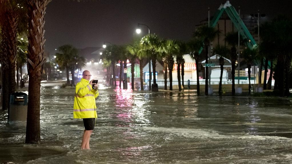 Ce lundi 3 août 2020,un homme immortalisait avec son smartphone les pluies abondantes s'abattant sur Myrtle Beach, ville balnéaire de la Caroline du Sud. [Getty Images via AFP - Sean Rayford]