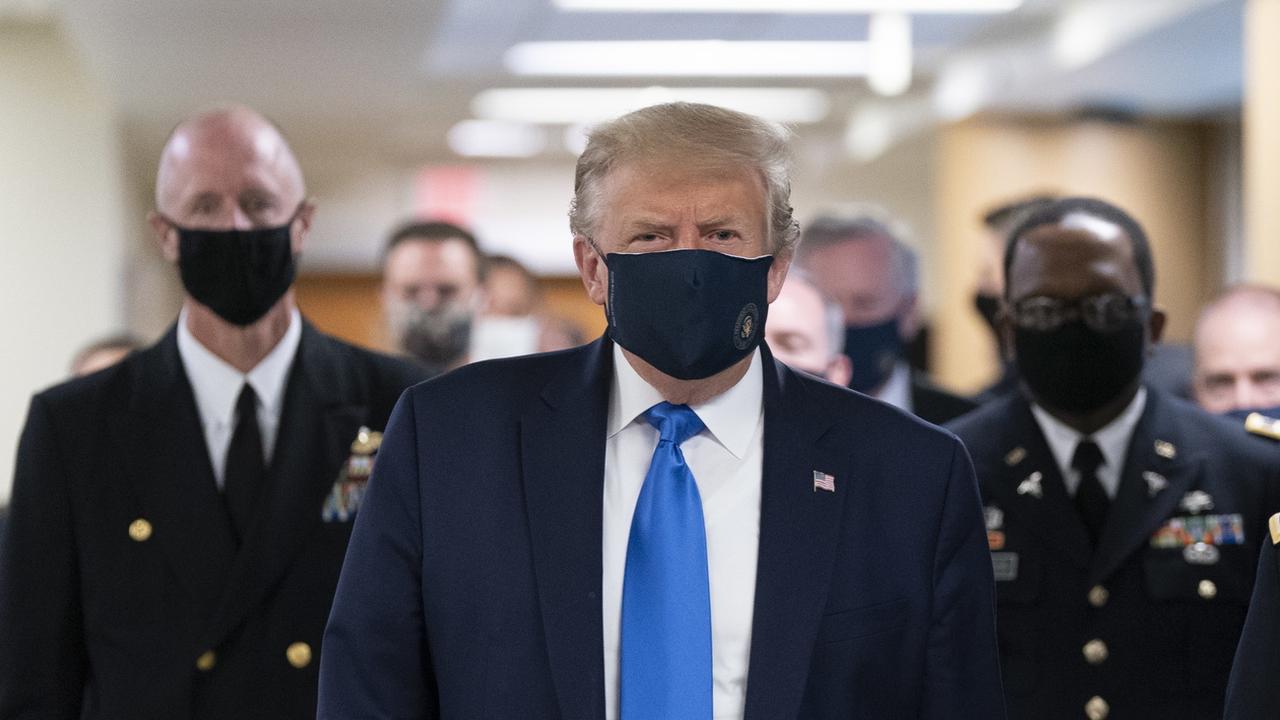 Donald Trump a porté un masque en public pour la première fois. [Keystone/EPA - Chris Kleponis]