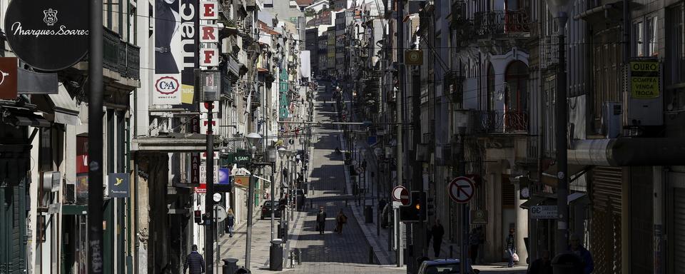 Une rue presque déserte à Porto. [EPA/Keystone - Manuel Fernando Araujo]