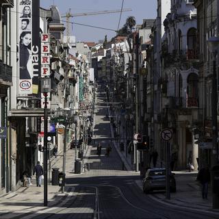 Une rue presque déserte à Porto. [EPA/Keystone - Manuel Fernando Araujo]