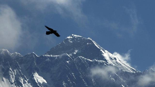 L'Everest a pris 86 cm pour culminer à 8848,86 m [Keystone - AP Photo/Niranjan Shrestha]