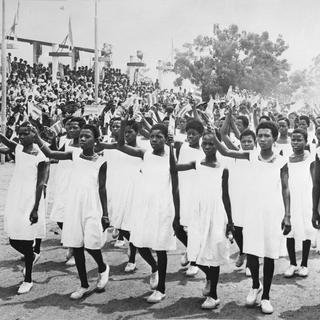 De jeunes Togolaises assistent le 5 mai 1960 à Lomé à un défilé à l'occasion de la proclamation de l'indépendance du Togo. [AFP]