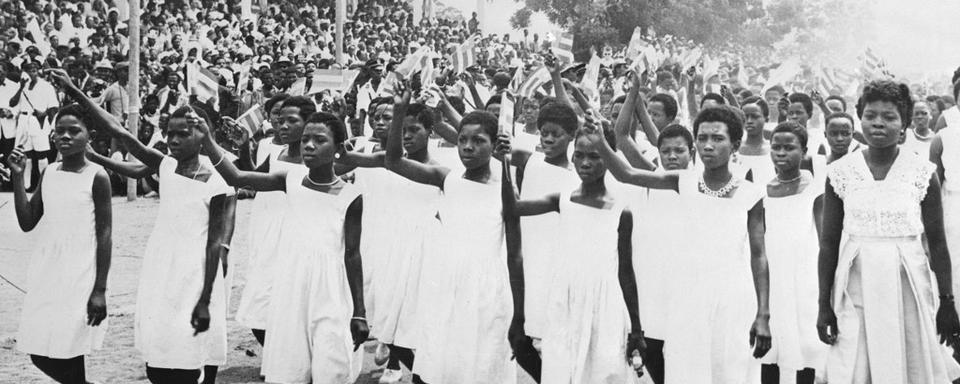 De jeunes Togolaises assistent le 5 mai 1960 à Lomé à un défilé à l'occasion de la proclamation de l'indépendance du Togo. [AFP]