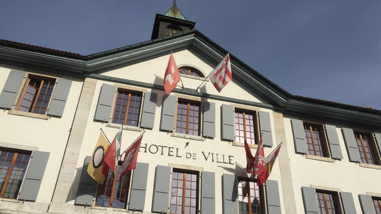 Le drapeau jurassien sera retiré de l'Hôtel de Ville de Moutier. [RTS - Gaël Klein]