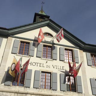 Le drapeau jurassien sera retiré de l'Hôtel de Ville de Moutier. [RTS - Gaël Klein]