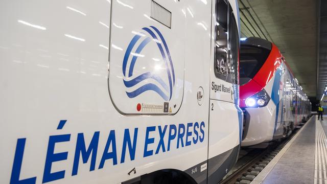 Deux rames du Léman Express à la gare Genève-Eaux-Vives. [Keystone - Jean-Christophe Bott]