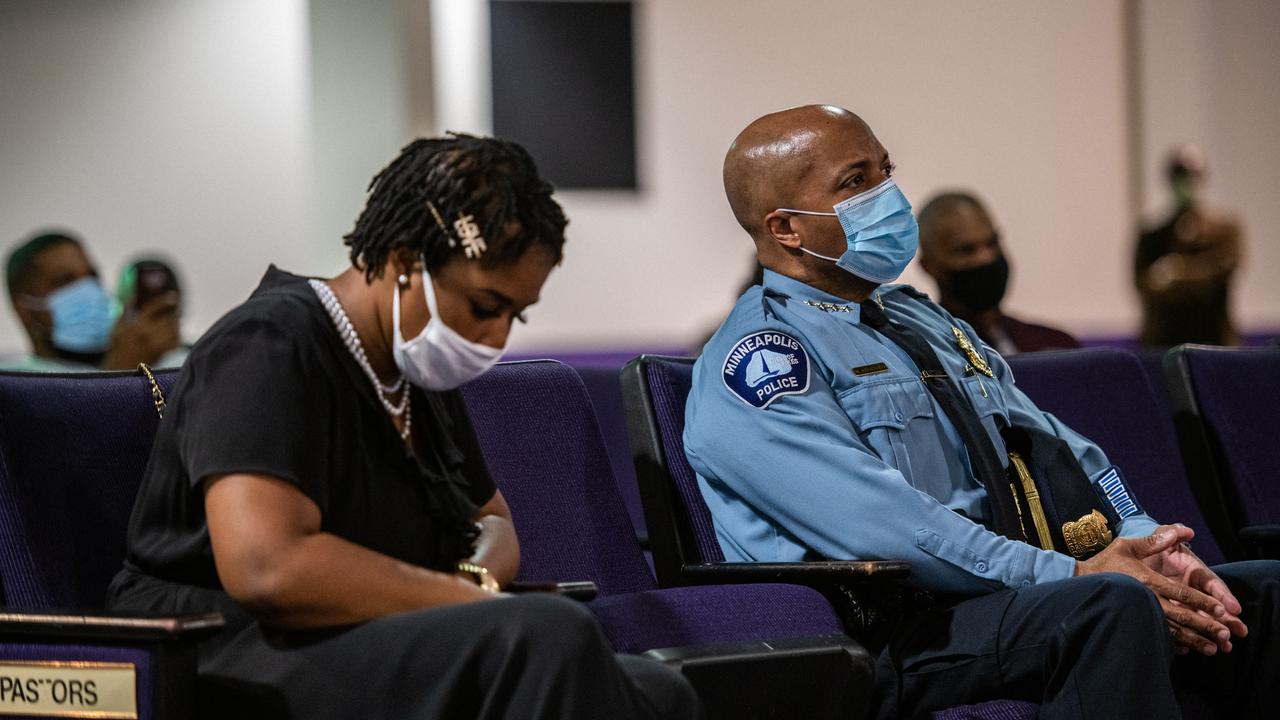 Le chef de la police Medaria Arradondo a participé à une cérémonie en l'hommage de George Floyd, au temple de Minneapolis, en compagnie d'hommes et de femmes noires victimes de violences policières. [AFP - Brandon Bell]