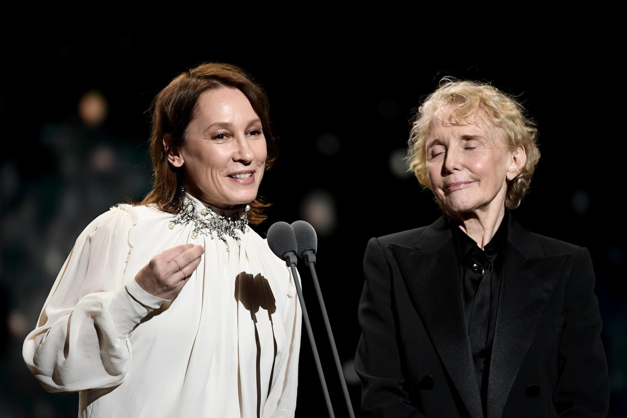 Claire Denis et Emmanuelle Bercot annoncent le César du meilleur réalisateur à Polanski. [AFP - Bertrand Guay]