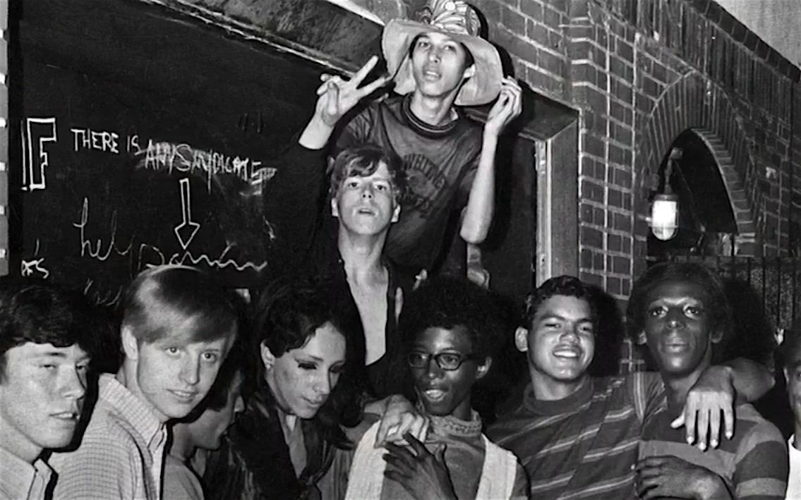 Des clients du bar Stonewall Inn. [Zadig productions]