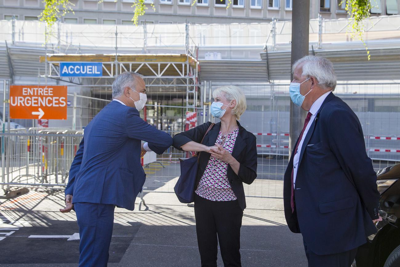 Bertrand Levrat, directeur des HUG, accueille Isabelle Moret et Hans Stöckli. [Keystone - Salvatore Di Nolfi]