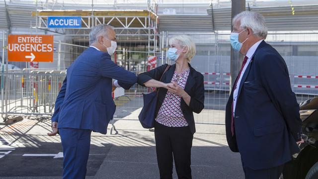 Bertrand Levrat, directeur des HUG, accueille Isabelle Moret et Hans Stöckli. [Keystone - Salvatore Di Nolfi]