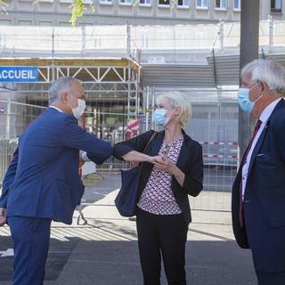 Bertrand Levrat, directeur des HUG, accueille Isabelle Moret et Hans Stöckli. [Keystone - Salvatore Di Nolfi]