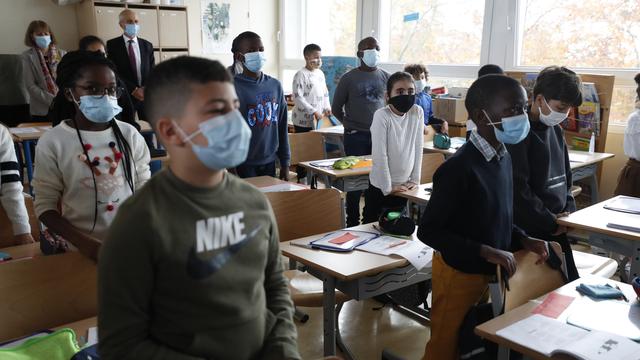 Les écoliers français ont rendu hommage à Samuel Paty. [Keystone/AP - Jean-Francois Badias]