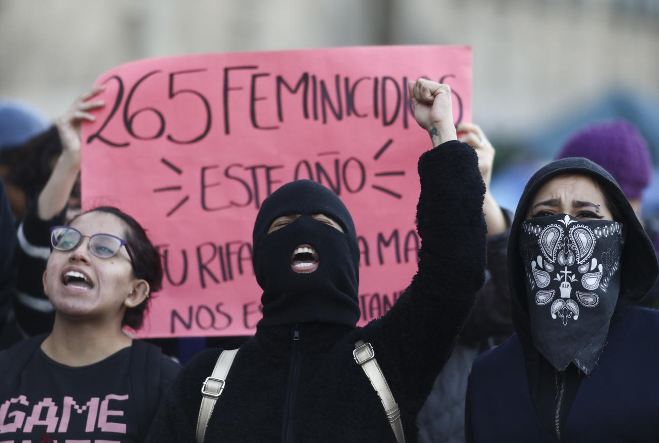Des femmes protestent contre les violences de genre devant le Palais National, où se trouve les bureaux et la résidence du président. Mexico, le 18 février 2020. [Keystone/ap photo - Eduardo Verdugo]