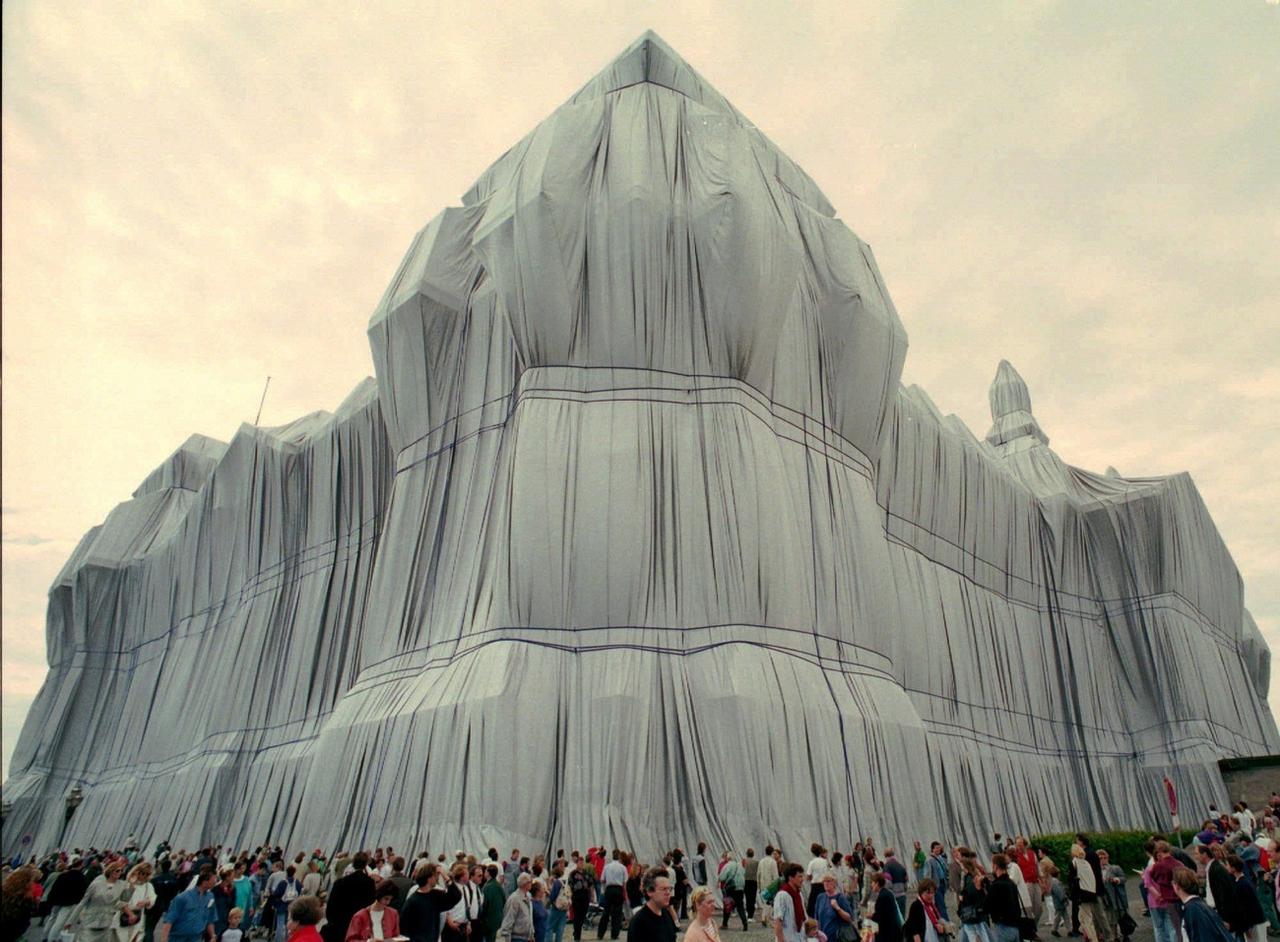 Parmi les oeuvres les plus célèbres de Christo figure l'emballage du Reichstag à Berlin en 1995. [Keystone/AP - Jan Bauer]