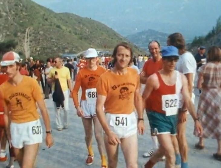 Ambiance avant le départ de Sierre-Zinal dans les années 70. [RTS]