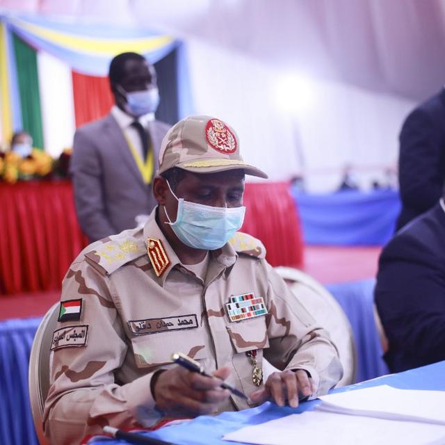 C'est en uniforme militaire que Mohamed Hamdan Daglo, vice-président du Conseil souverain et accusé d'avoir commis des "atrocités" au Darfour, a signé l'accord. [afp - Akuot Chol]