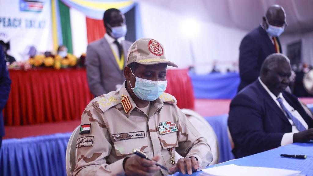 C'est en uniforme militaire que Mohamed Hamdan Daglo, vice-président du Conseil souverain et accusé d'avoir commis des "atrocités" au Darfour, a signé l'accord. [afp - Akuot Chol]
