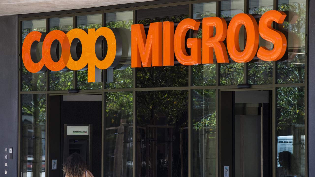 Migros et Coop restent dans les 50 premiers détaillants mondiaux. [Keystone - Jean-Christophe Bott]
