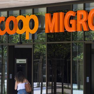 Migros et Coop restent dans les 50 premiers détaillants mondiaux. [Keystone - Jean-Christophe Bott]