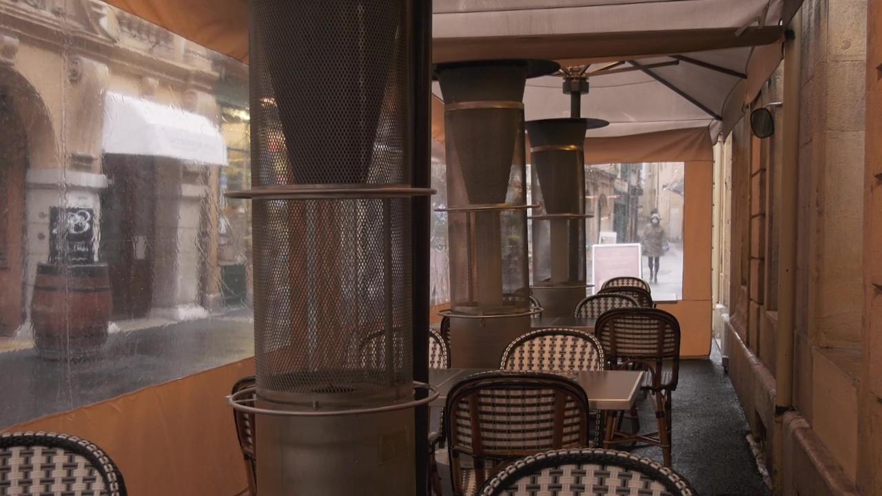 La terrasse du bistrot Le Cardinal, à Neuchâtel. [RTS]